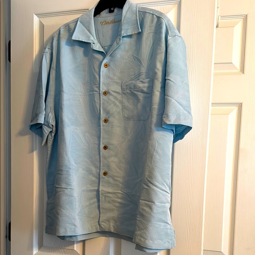 *Light Blue Short Sleeve Button-Up Shirt. XL